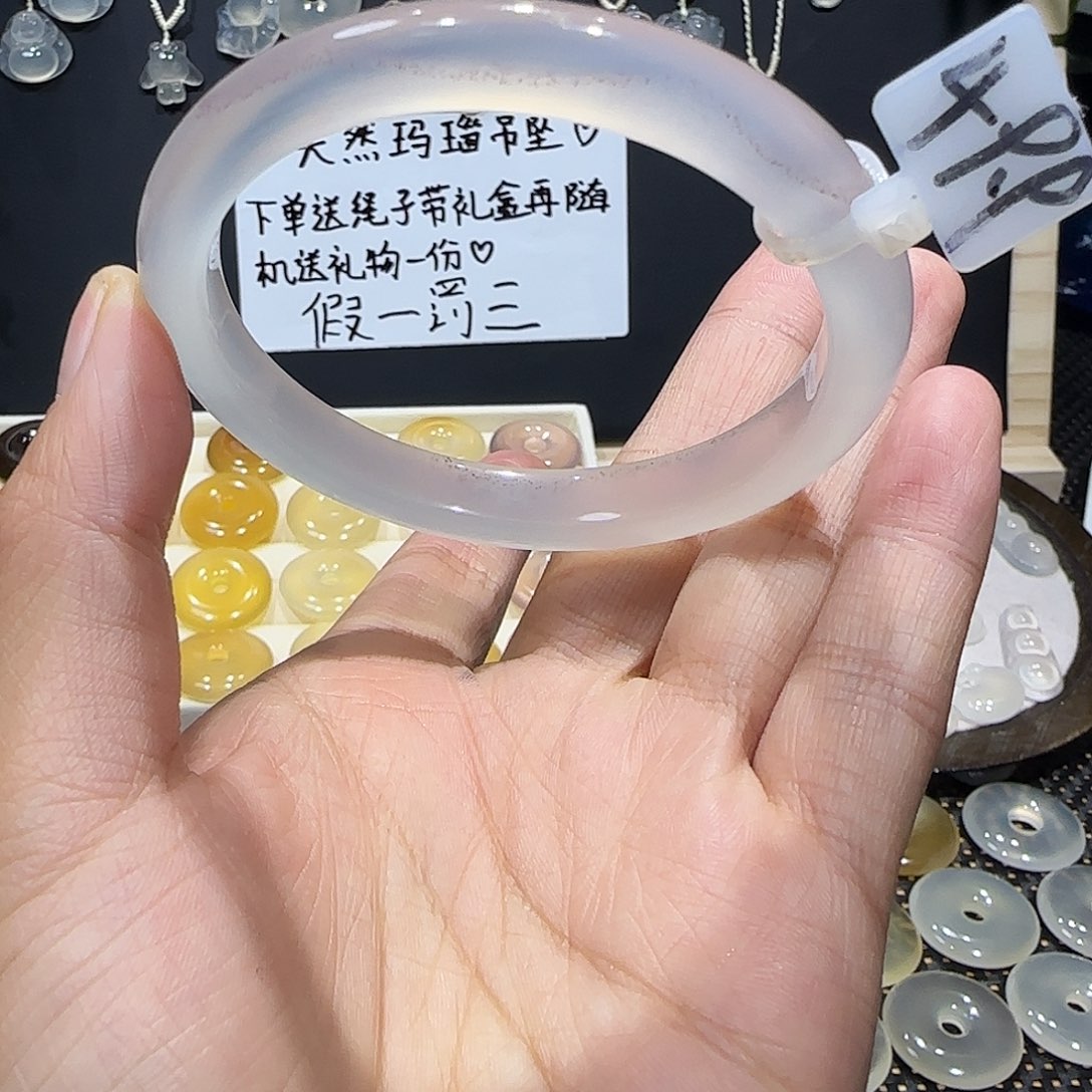 玛瑙/玉髓未镶嵌手镯飘红纱