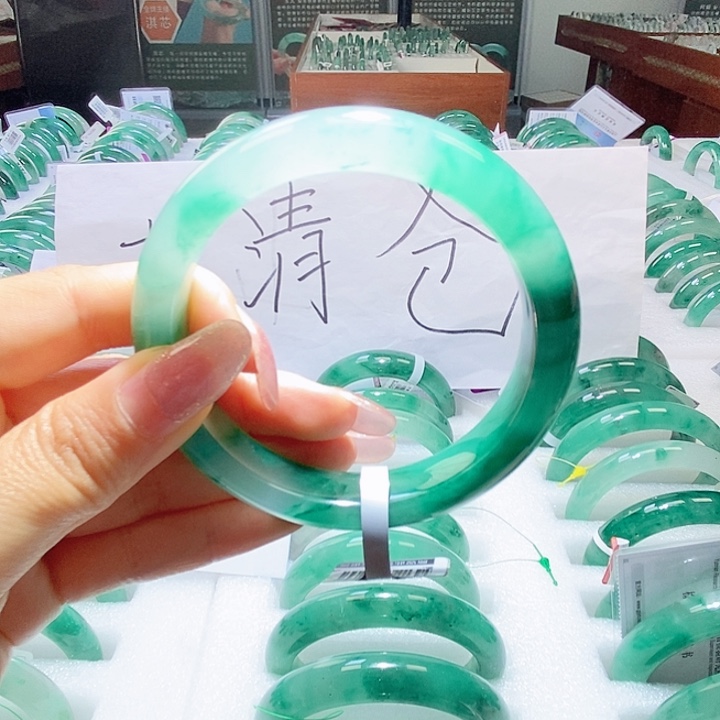 石英质玉手镯未镶嵌一个