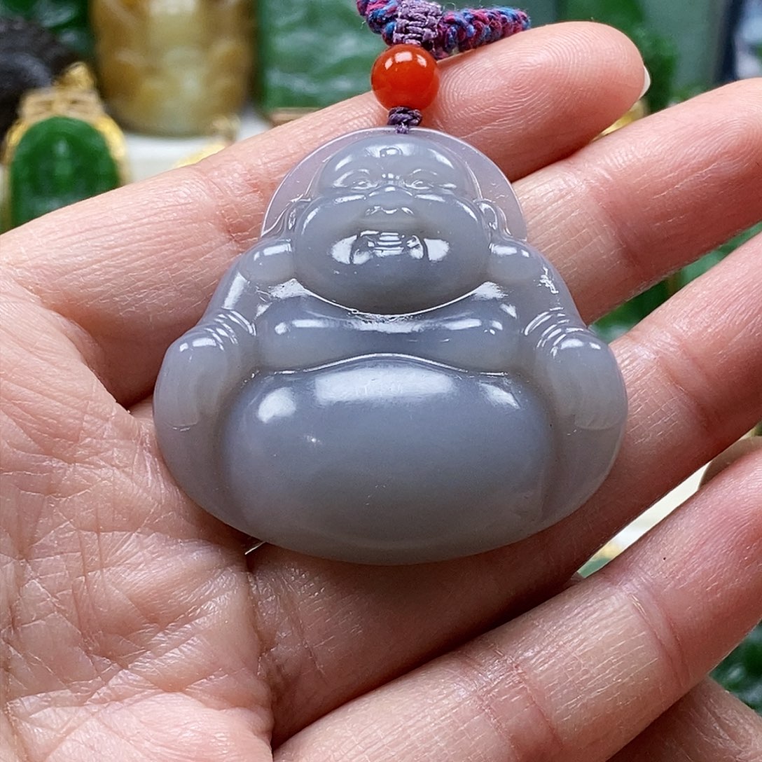 和田玉颈饰后面微微包容未镶嵌