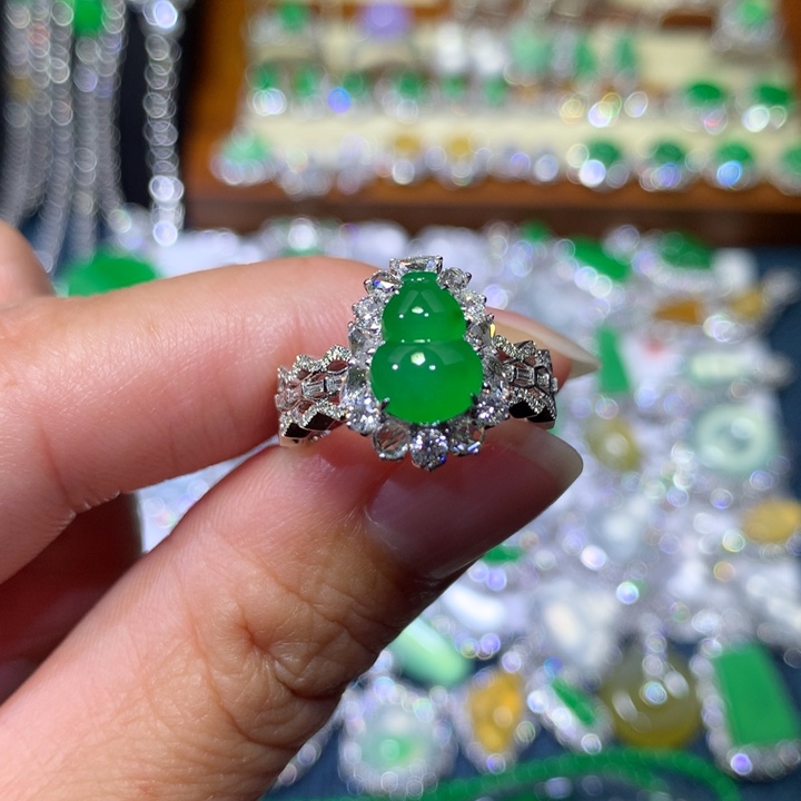 翡翠戒指18K金镶嵌冰绿葫芦