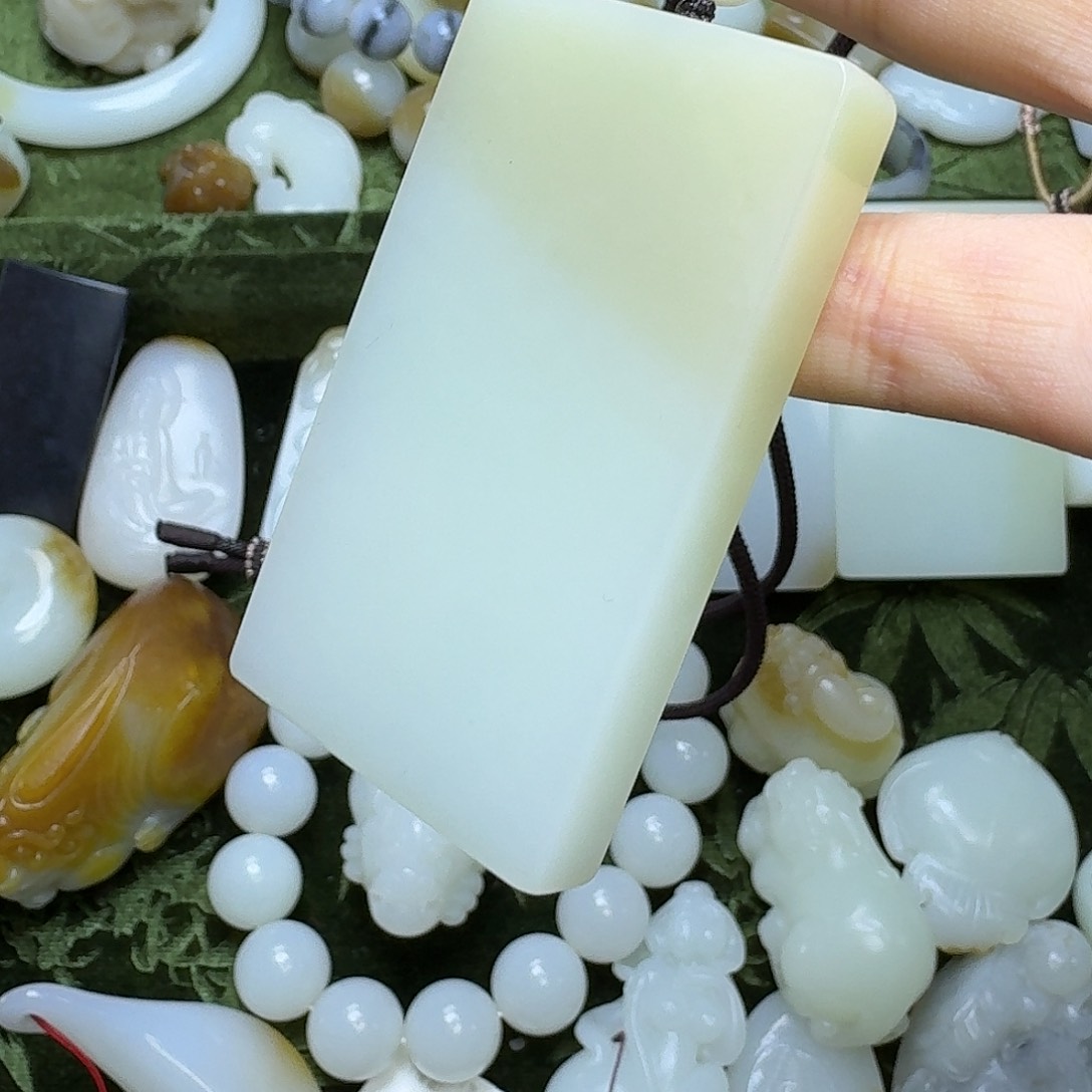 和田玉颈饰未镶嵌