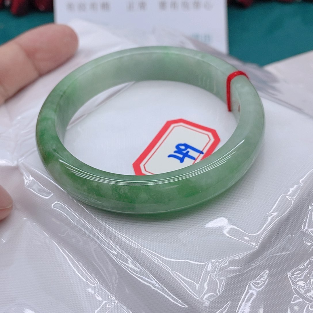 翡翠手镯未镶嵌?****必4999999