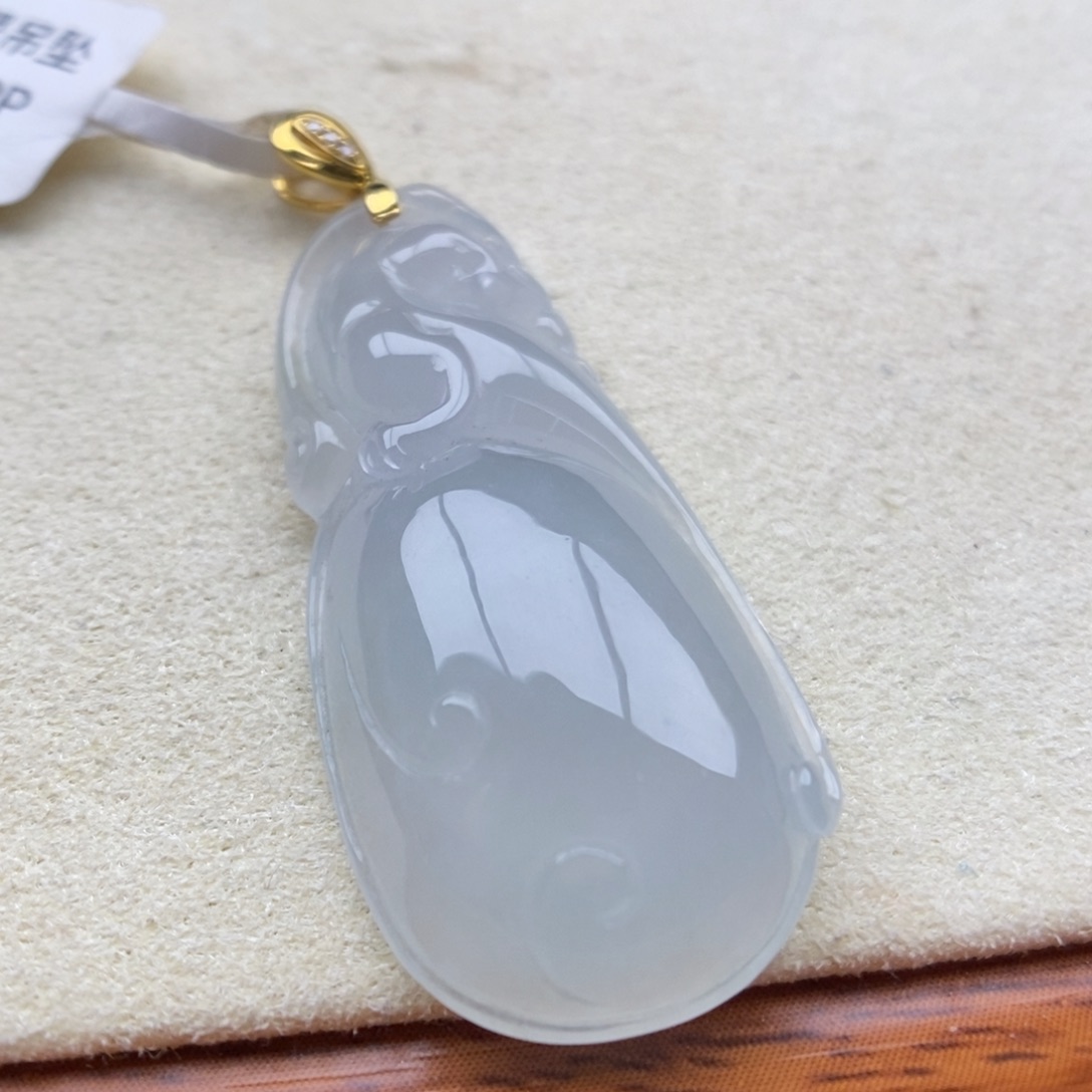 翡翠18K金镶嵌颈饰吊坠