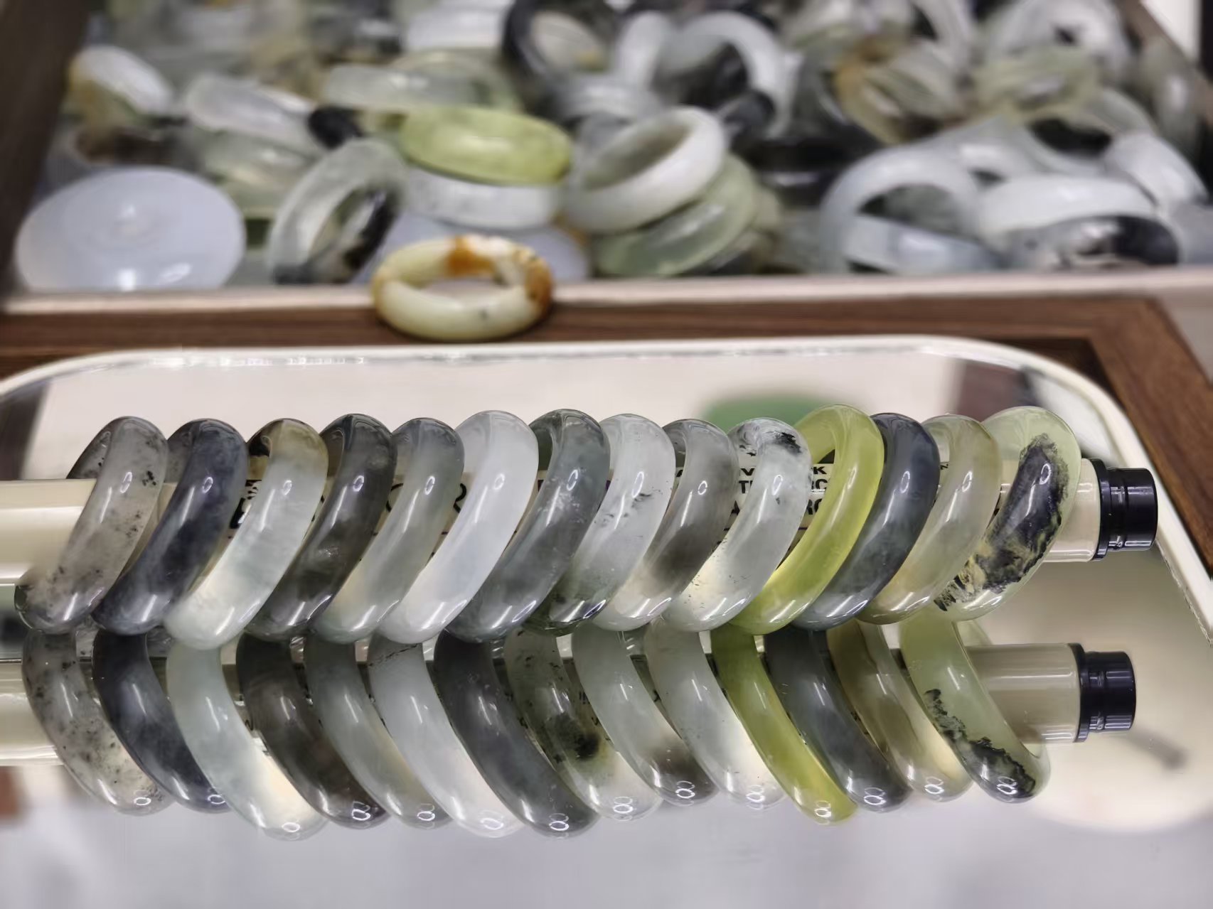 天然岫玉戒圈跑环，清库存9.9拍1发2，随机发货（微瑕，不退换）