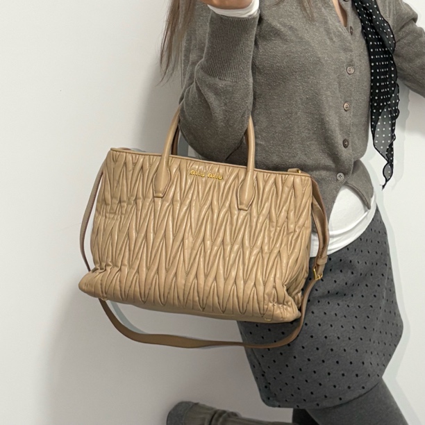 95新 MIU MIU/缪缪 奶茶色褶皱手提斜挎包jx