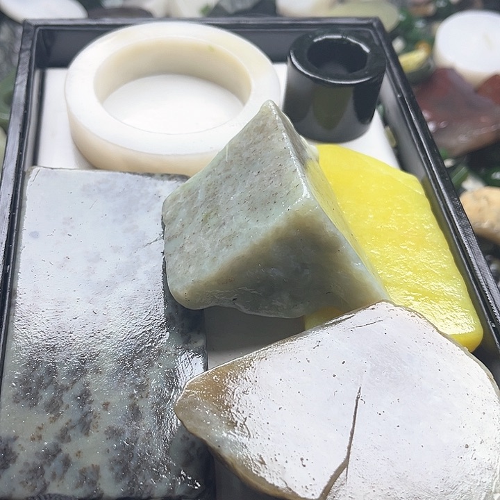 和田玉（糖玉）和田玉边角料9K金镶嵌开****。