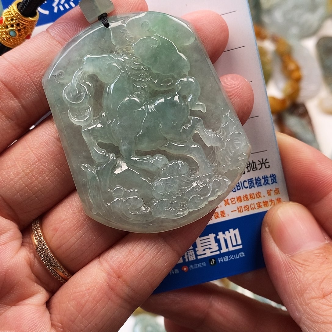 翡翠未镶嵌颈饰马