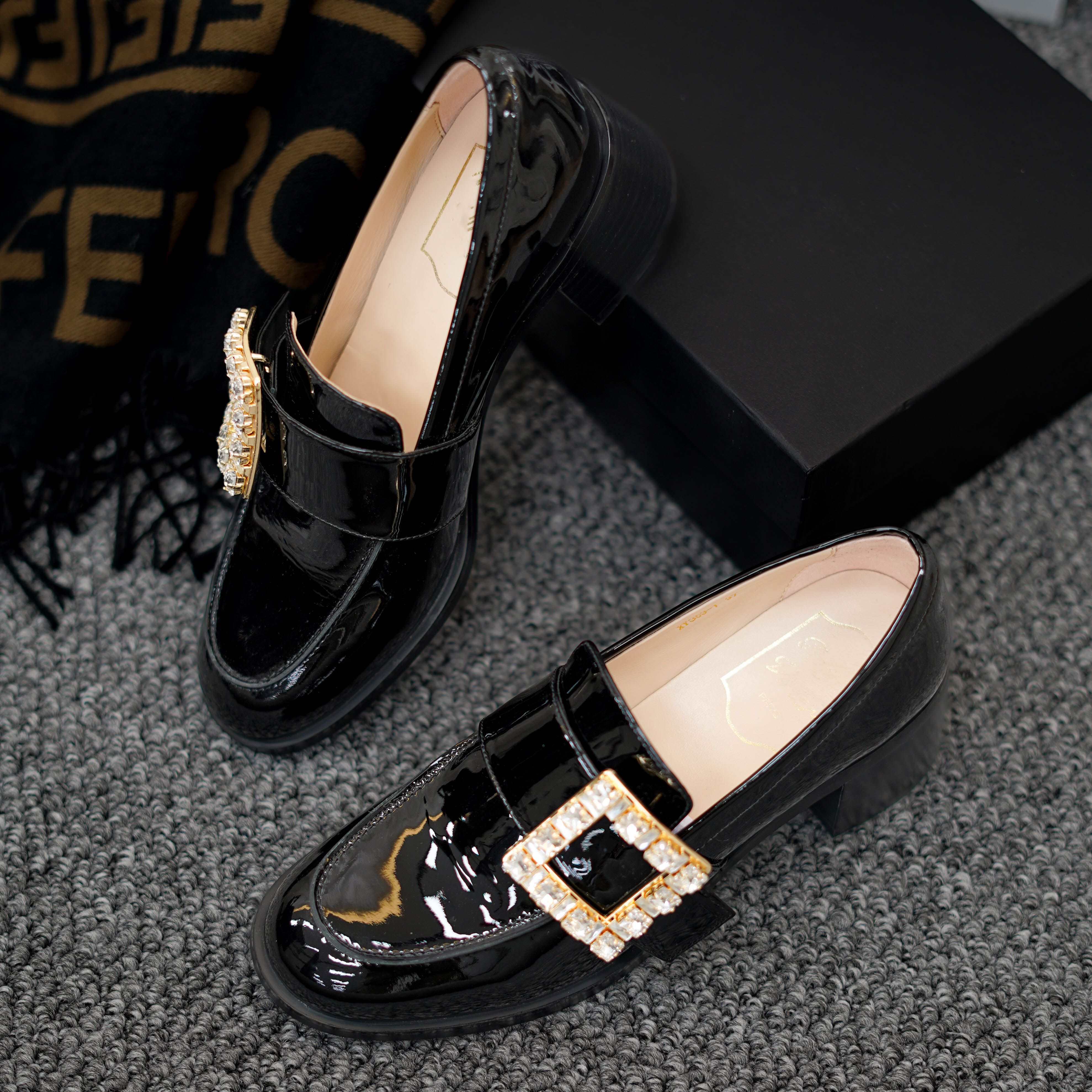 原创【钻扣粗跟】乐福鞋鞋面黑漆皮 内里粉色羊皮 橡胶大底 跟高5cm