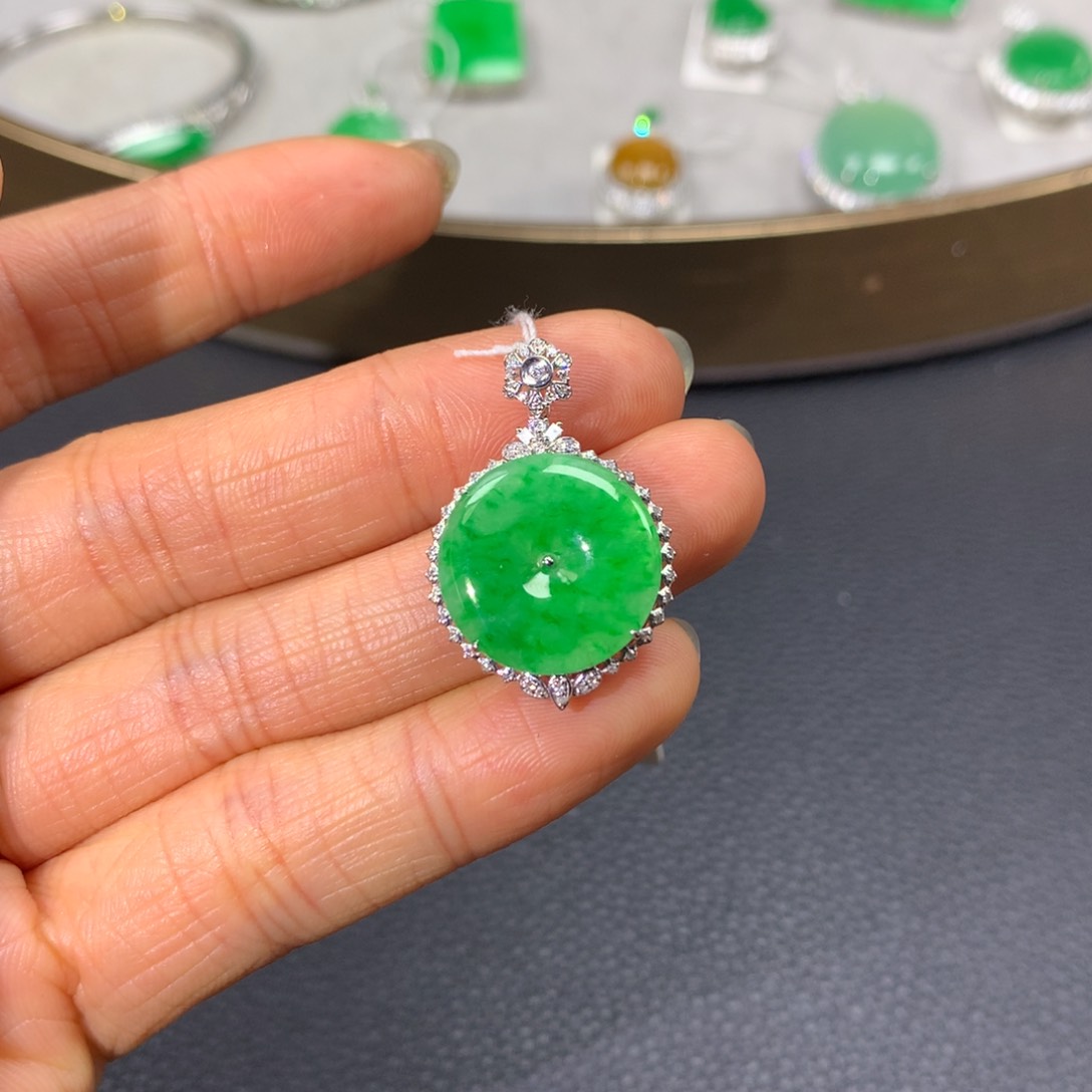 翡翠颈饰18K金镶嵌翡翠