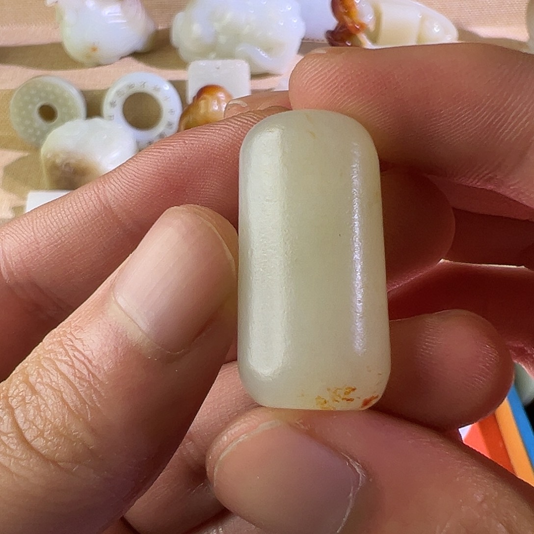 袁***勇和田玉未镶嵌颈饰