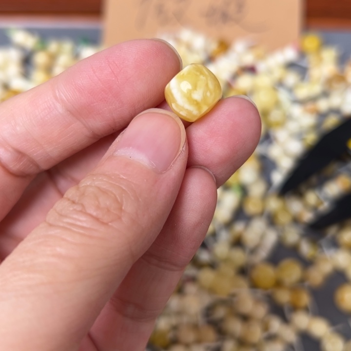 蜜蜡未镶嵌裸石10.7有坑