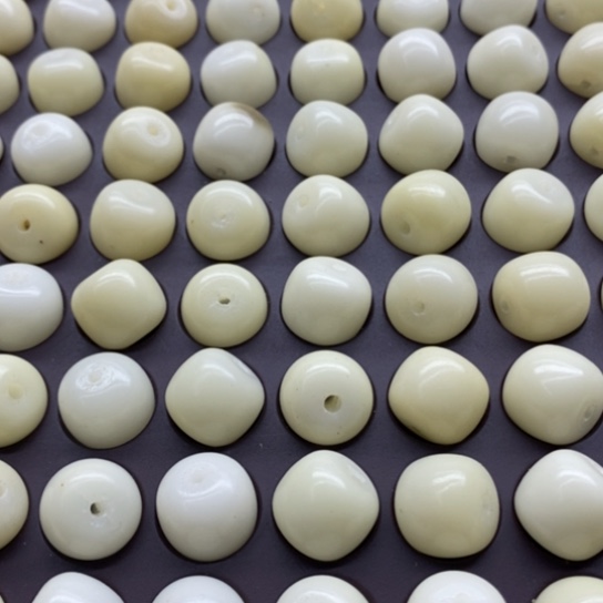 白玉菩提吊坠微瑕12.7奶白桶100颗