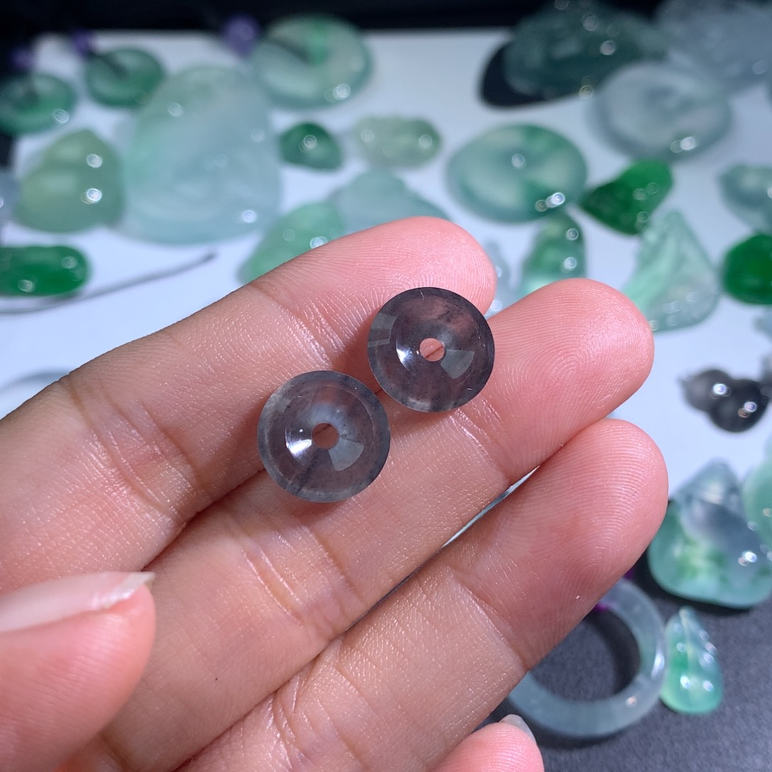 翡翠未镶嵌颈饰一对