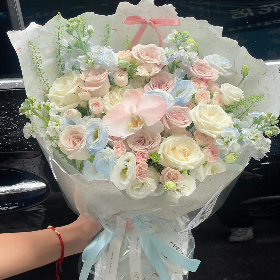 《见之不忘》曼塔加白玫瑰混搭花束