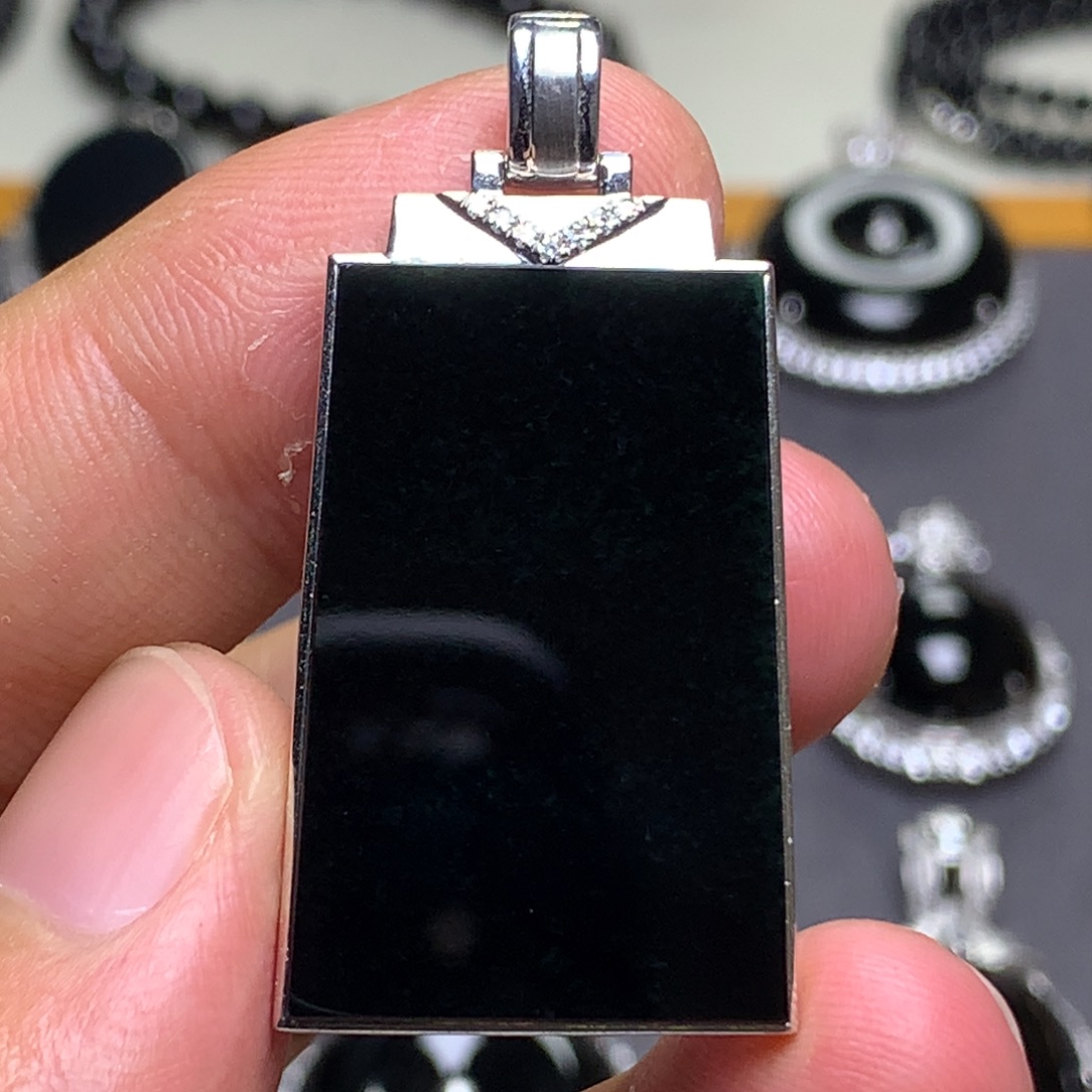 翡翠18K金镶嵌颈饰墨翠无事牌