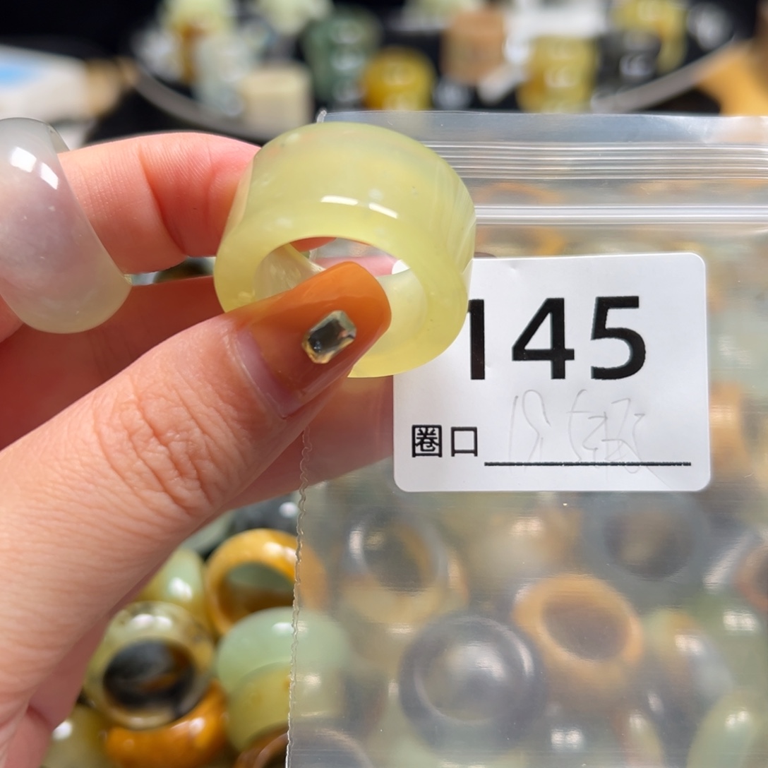 ****翡蛇纹石玉未镶嵌戒指