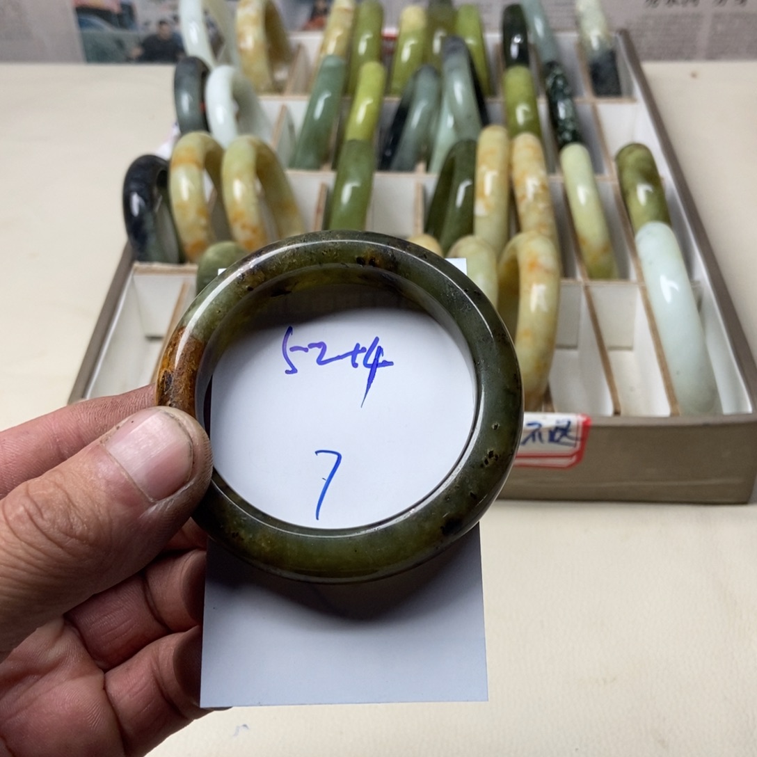 蛇纹石玉未镶嵌手镯