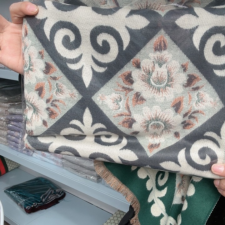 棉棉灰色围巾民族风格