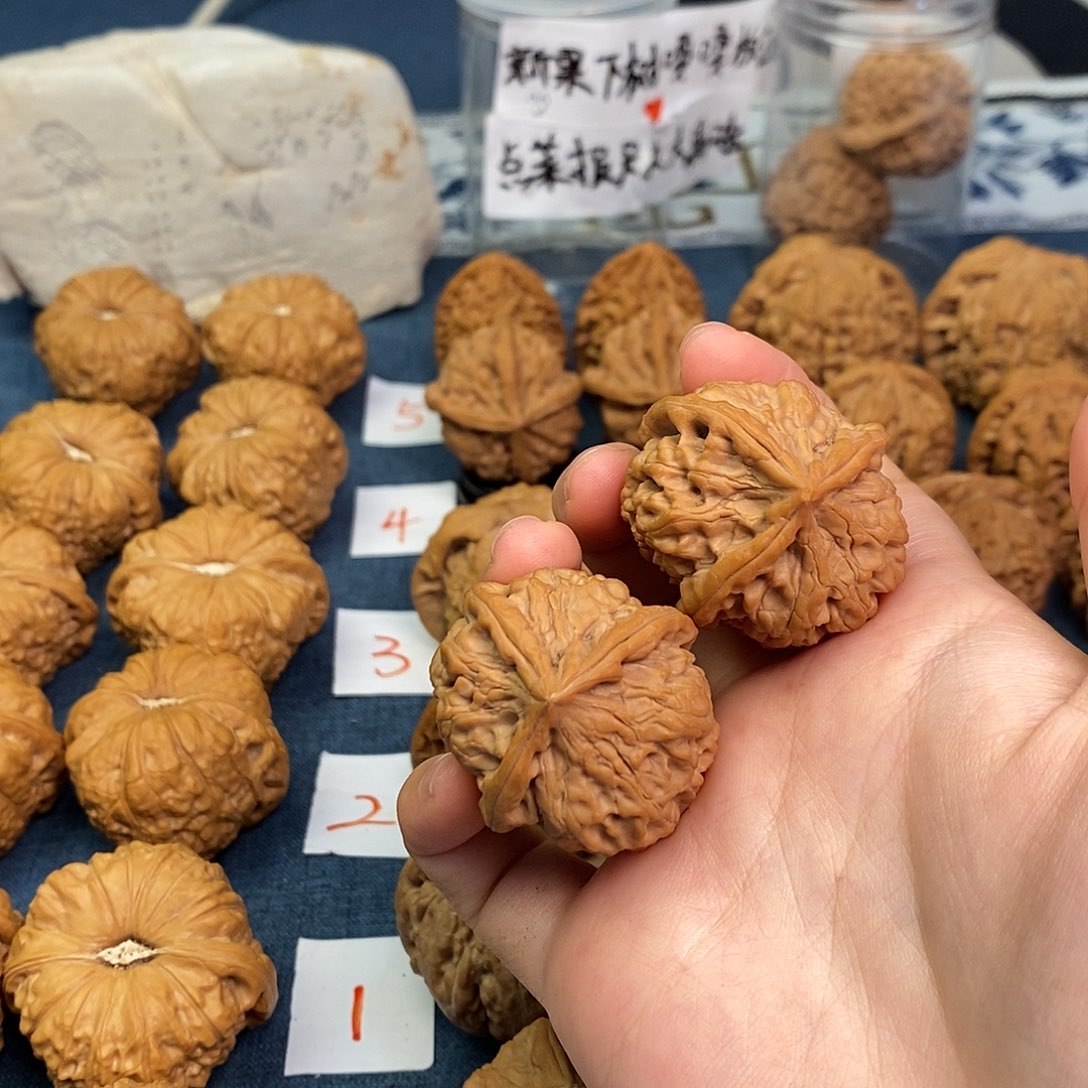 真***心文玩核桃把件玉玺三棱