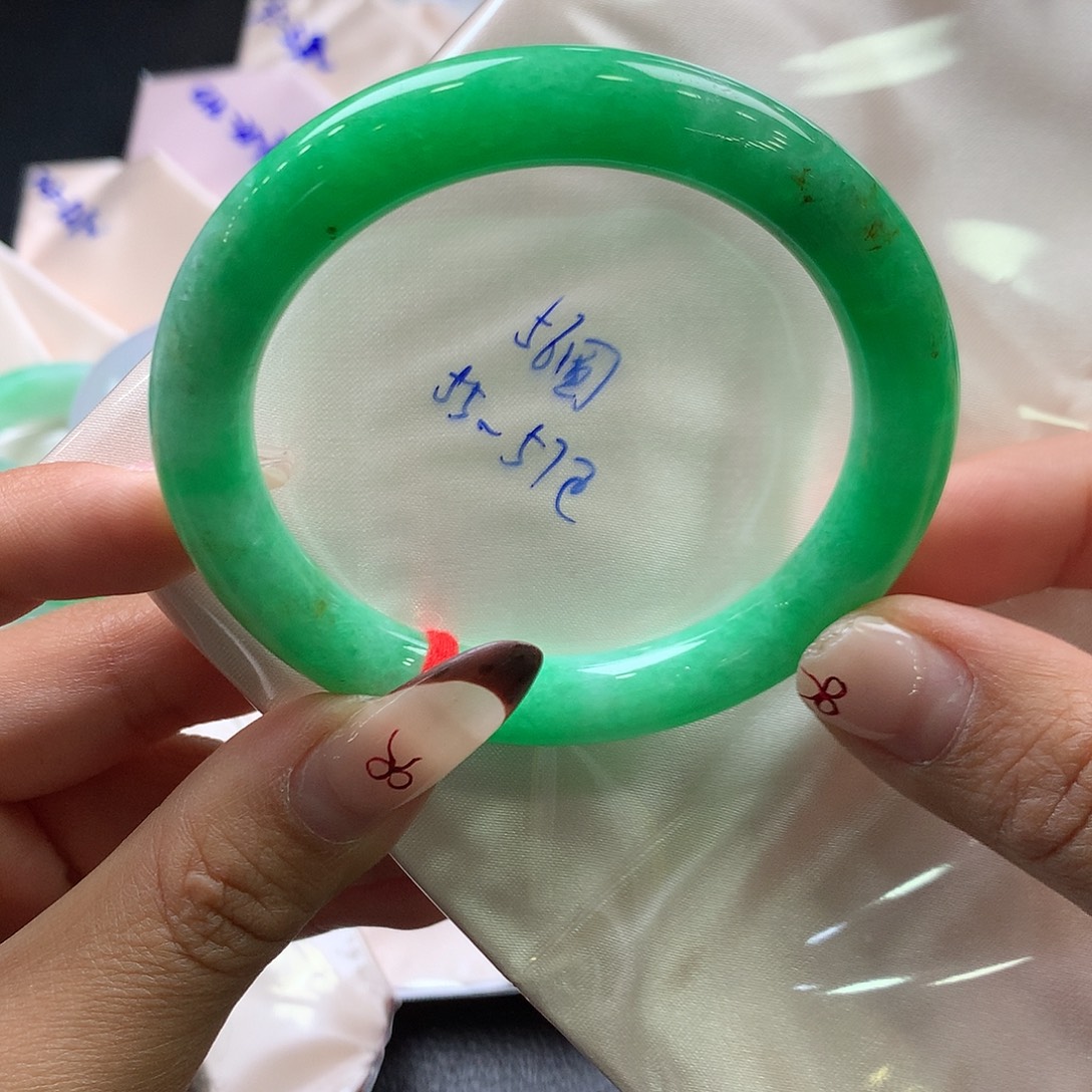 翡翠未镶嵌手镯（圆镯）16号阳绿美人条 强推！