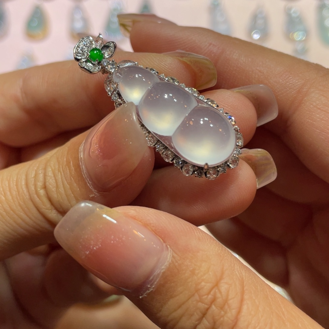 翡翠18K金镶嵌颈饰豆子