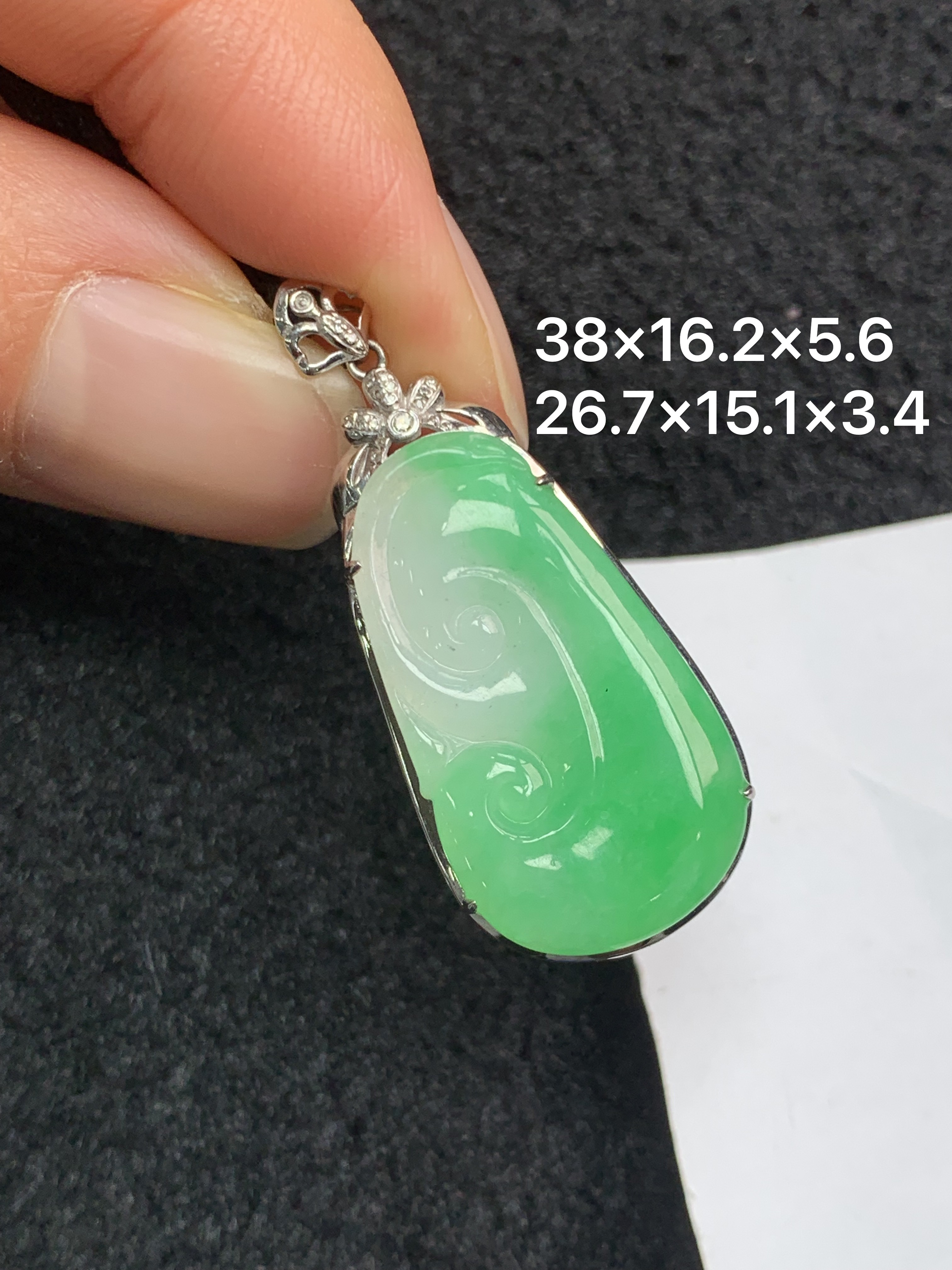 18K金镶嵌天然缅甸翡翠阳绿如意吊坠
