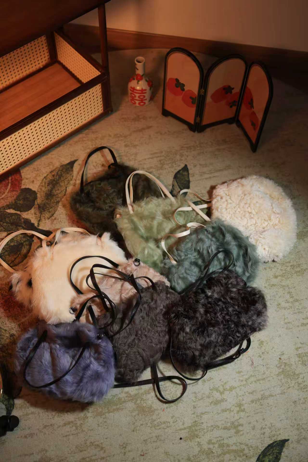 【锦说欢喜】'小湖羊包包'限量皮草包包W85177