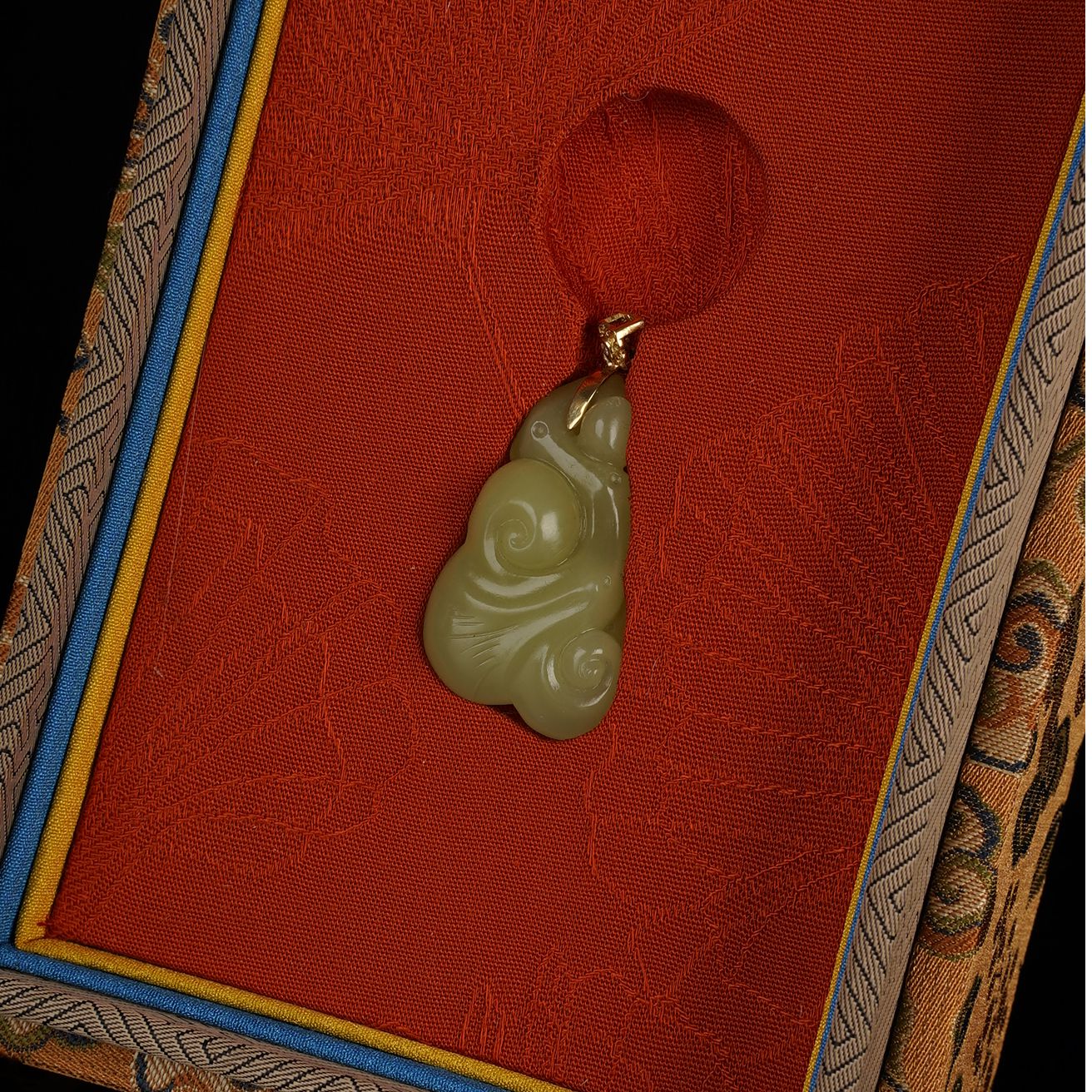 XX02936二十世纪和田玉灵芝吊坠