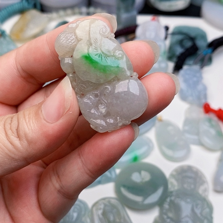 翡翠未镶嵌颈饰如意