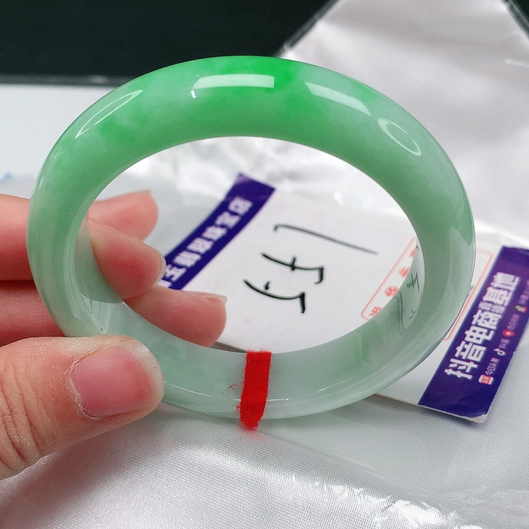 翡翠手镯未镶嵌翡翠