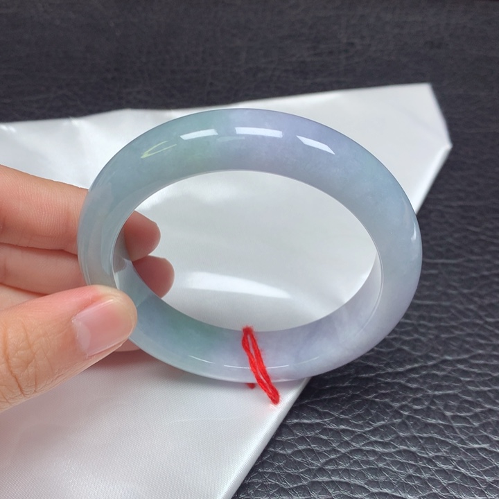 翡翠手镯未镶嵌。