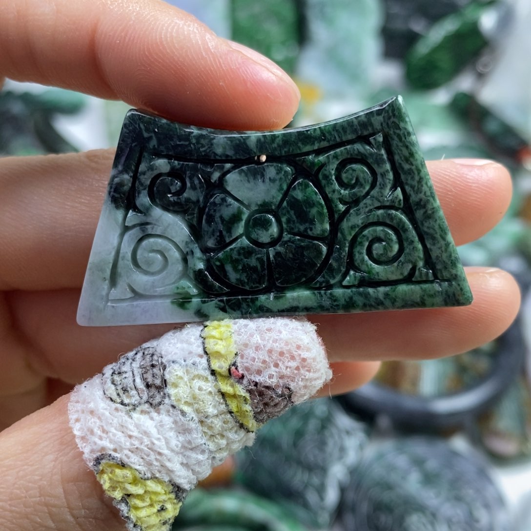 翡翠颈饰未镶嵌吊坠