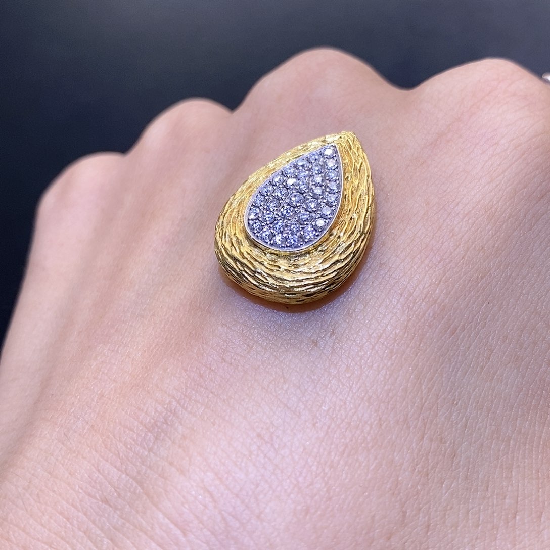 吊坠(不含链)钻石18K金镶嵌小**比水滴k黄