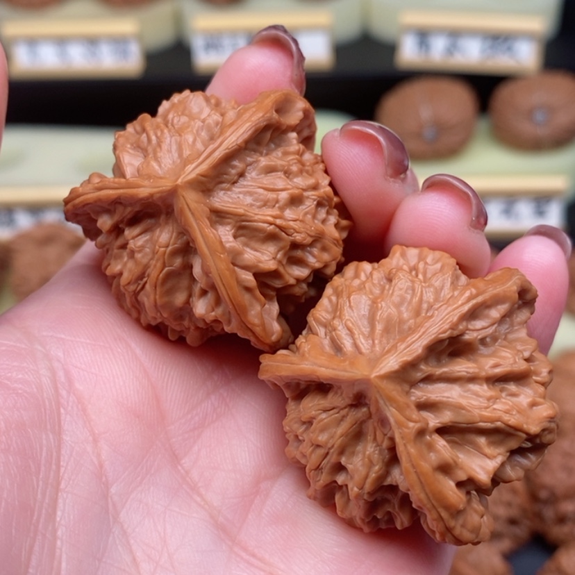 【闪购商品】文玩核桃吊坠余****笑三棱