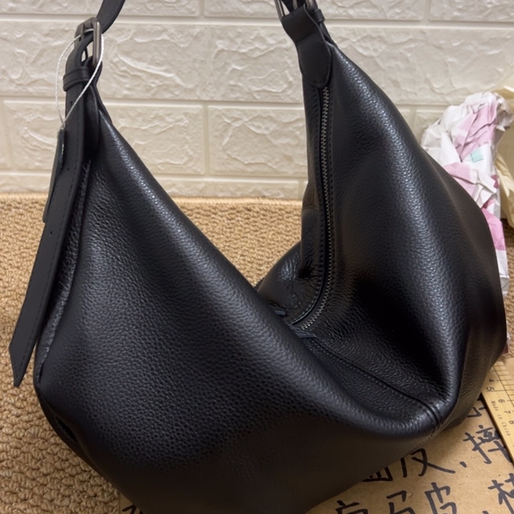 黑色。头层牛皮真皮包包