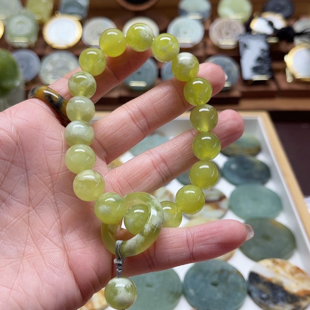 蛇纹石玉未镶嵌颈饰