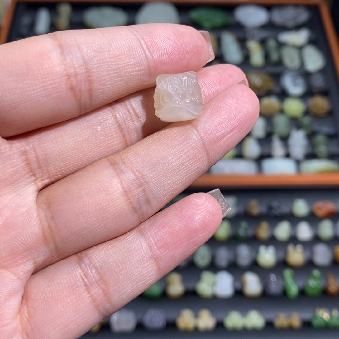 俺****和田玉未镶嵌颈饰打上下通孔不退不换