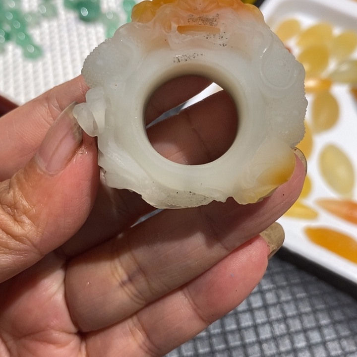 未镶嵌石英质玉（黄龙玉）颈饰