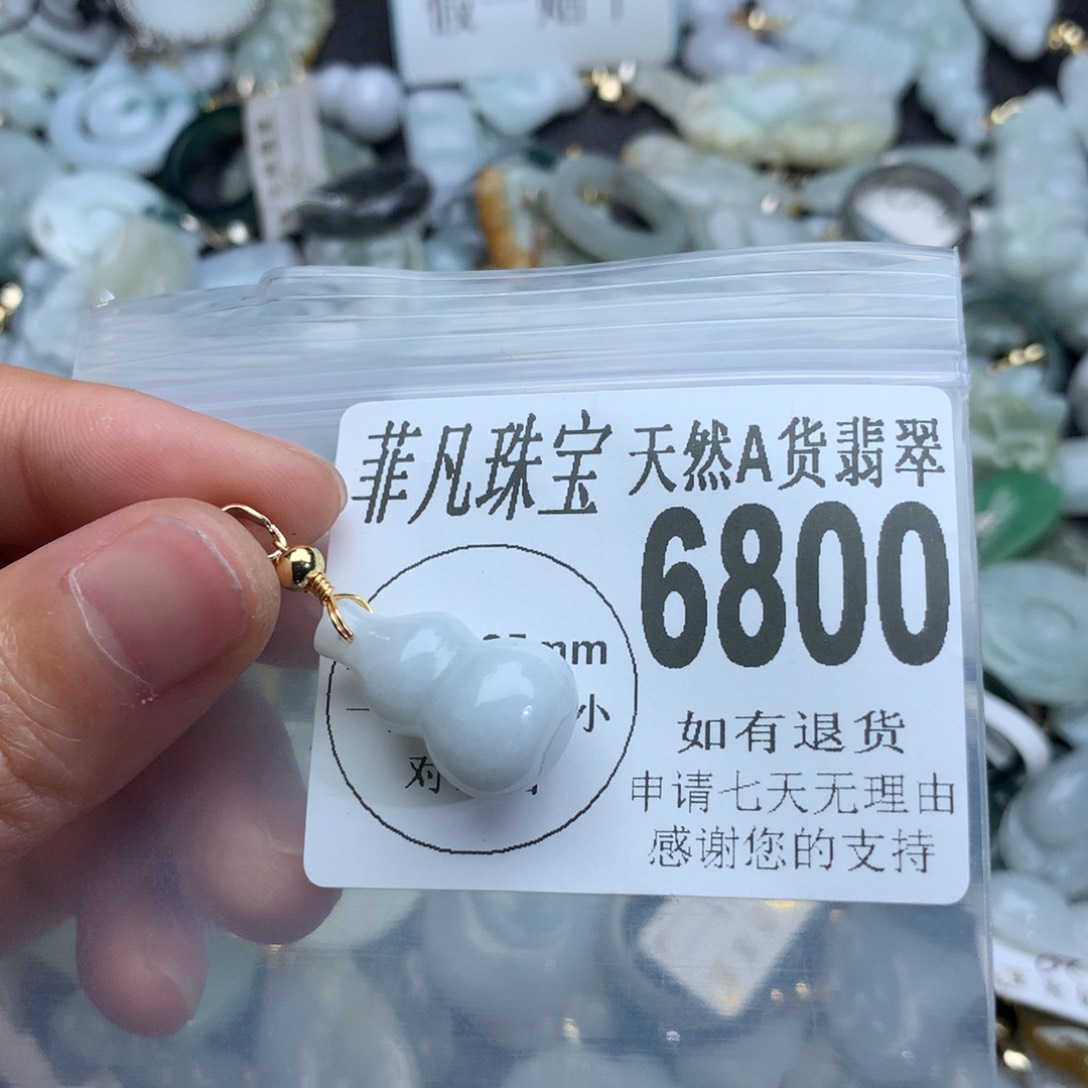 翡翠颈饰未镶嵌6800。