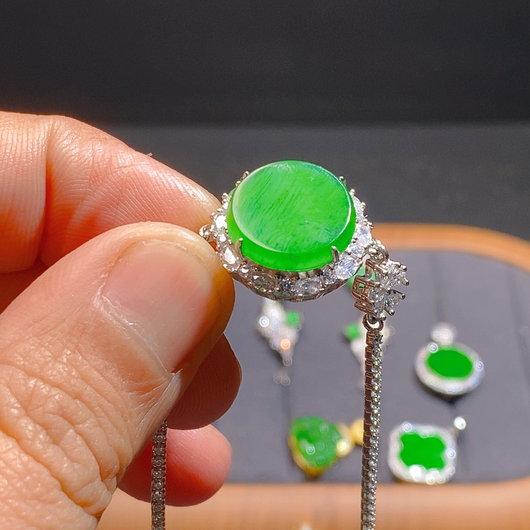 翡翠耳饰未镶嵌           