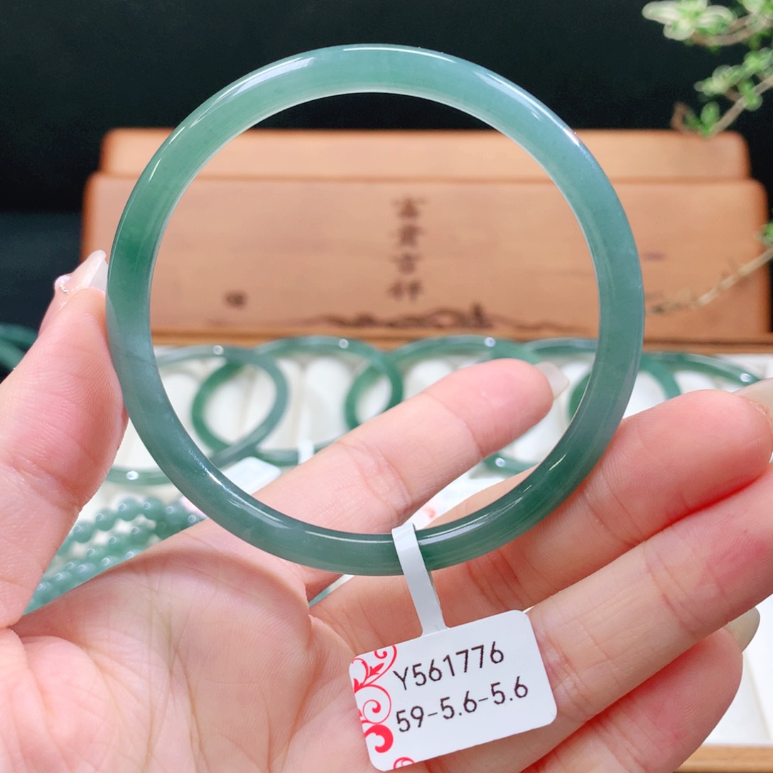 翡翠手镯未镶嵌天然