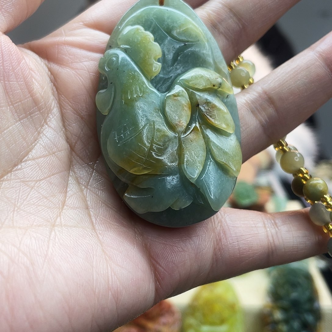 蛇纹石玉颈饰未镶嵌