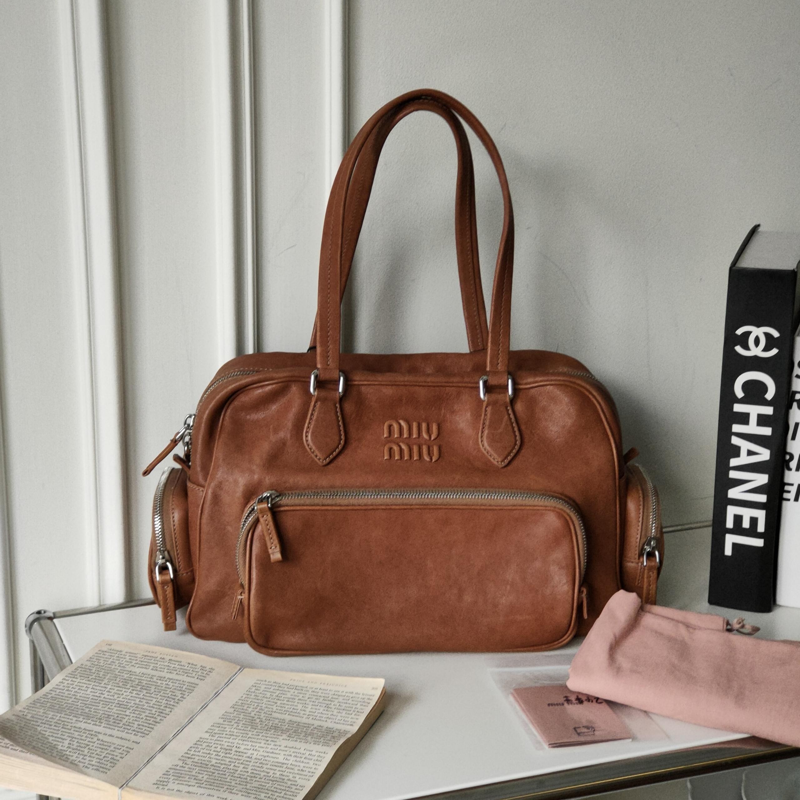 95新 MIU MIU/缪缪 24ss秀款焦糖做旧牛皮多口袋复古机车包42260