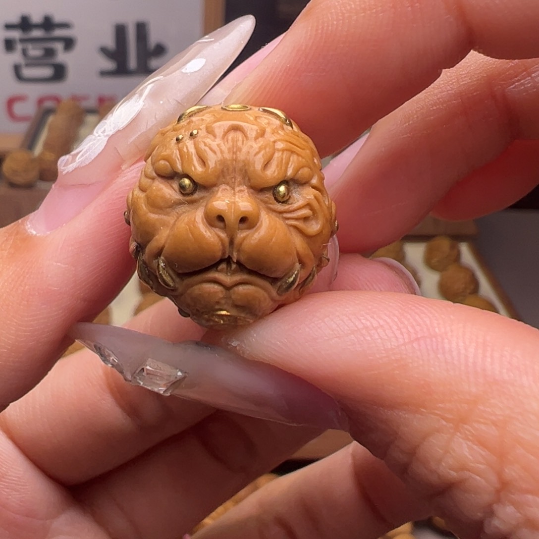 文玩核桃把件镶嵌款狗王18左右尺寸全品有正常封口线