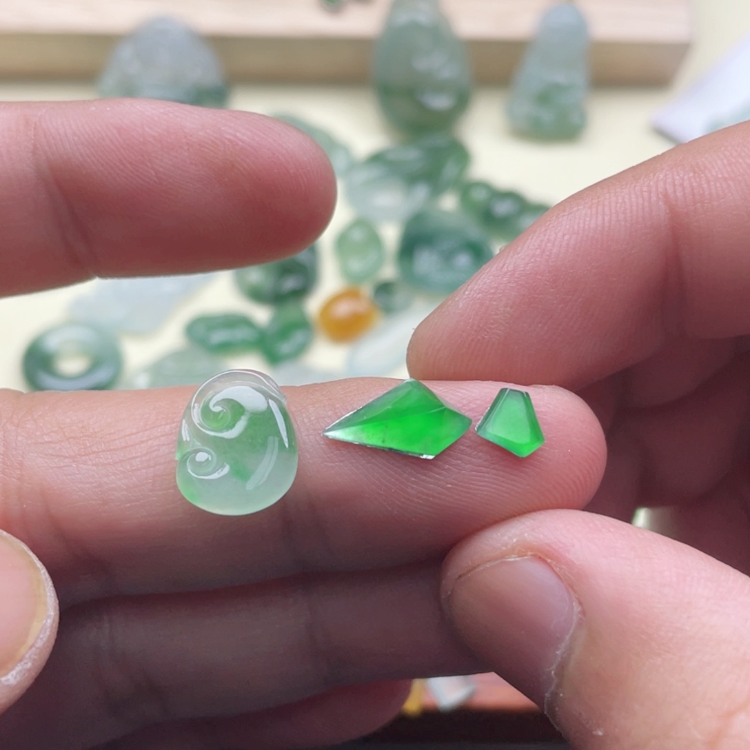 翡翠未镶嵌颈饰小**莹翡翠