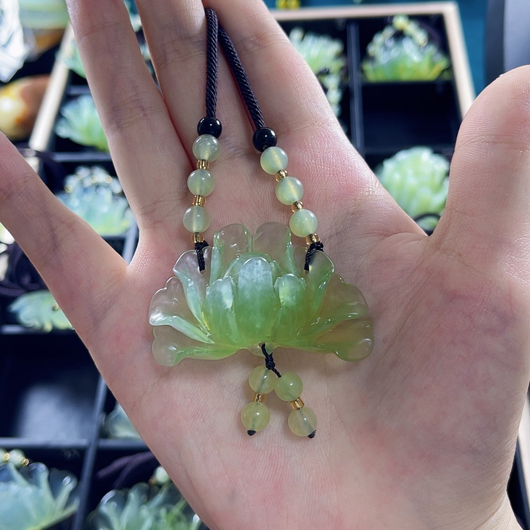 蛇纹石玉颈饰合金