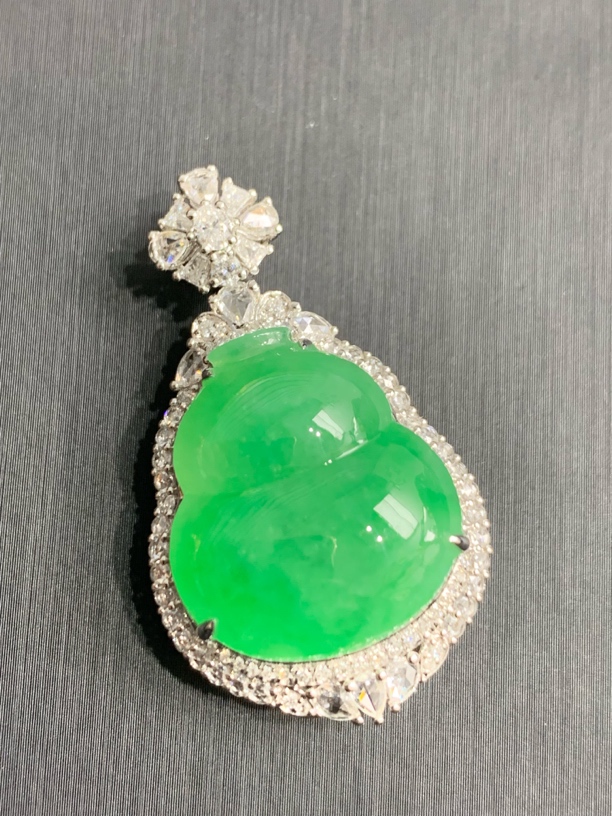 18k金镶嵌阳绿葫芦吊坠