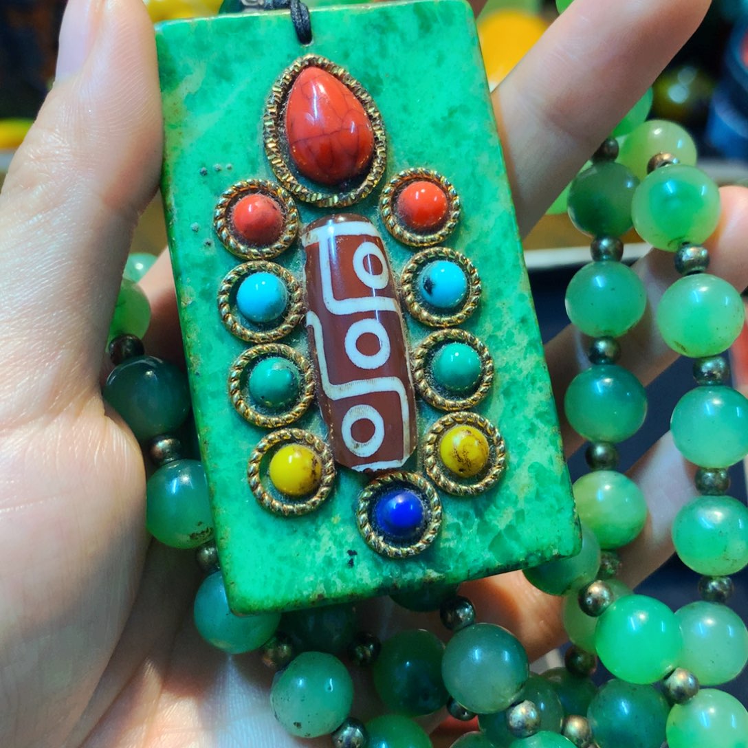 翡翠颈饰未镶嵌噢噢哦噢哦噢哦噢哦喔哦