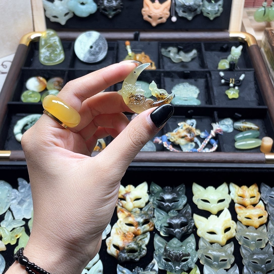 未镶嵌岫玉颈饰月亮猫不退不换
