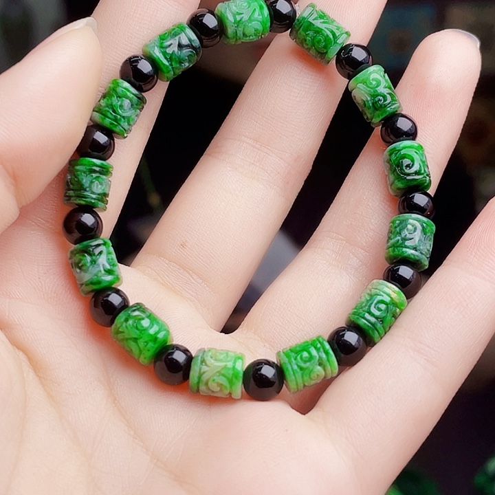 翡翠未镶嵌颈饰多样性